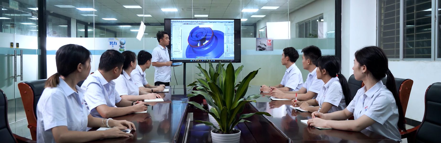 三轴CNC加工现场与标准结构件示例，对应“什么是三轴CNC加工”段落图片